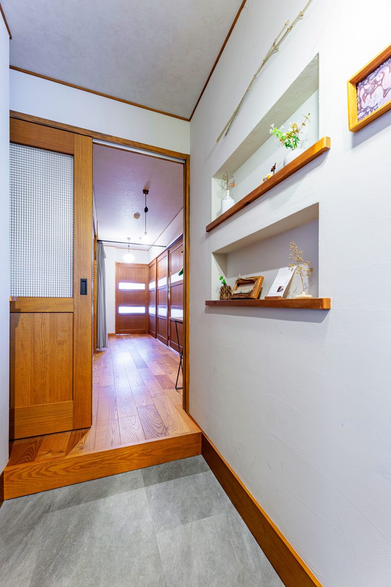 玄関は室内をくるりと通り抜けできる回遊動線に