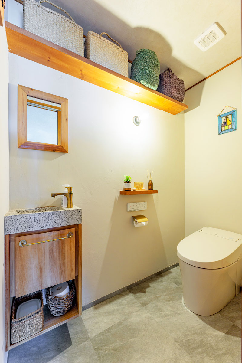 昼間は自然光だけでも明るいトイレ