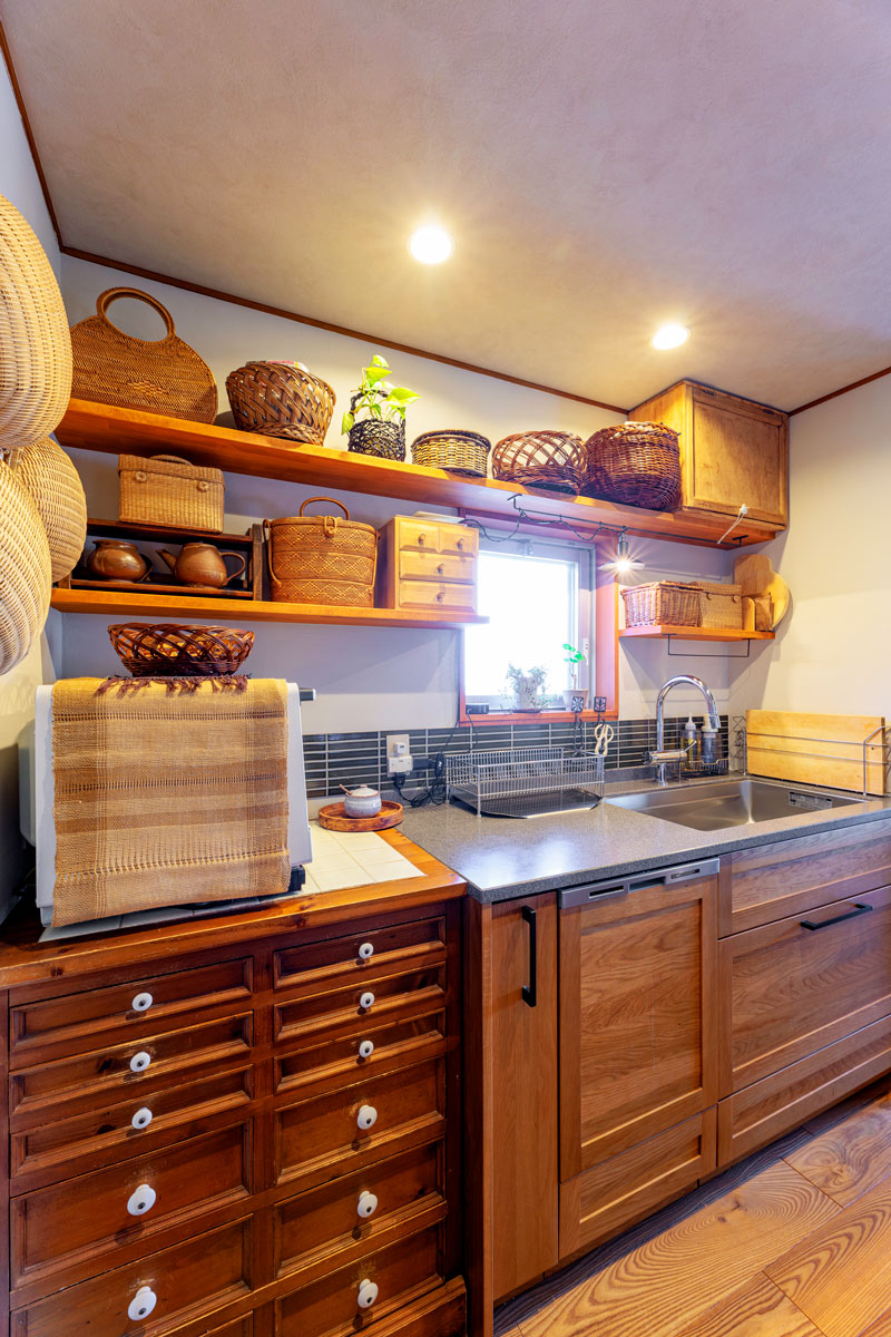 無垢材のぬくもりを活かしたキッチンをLDKの中心に