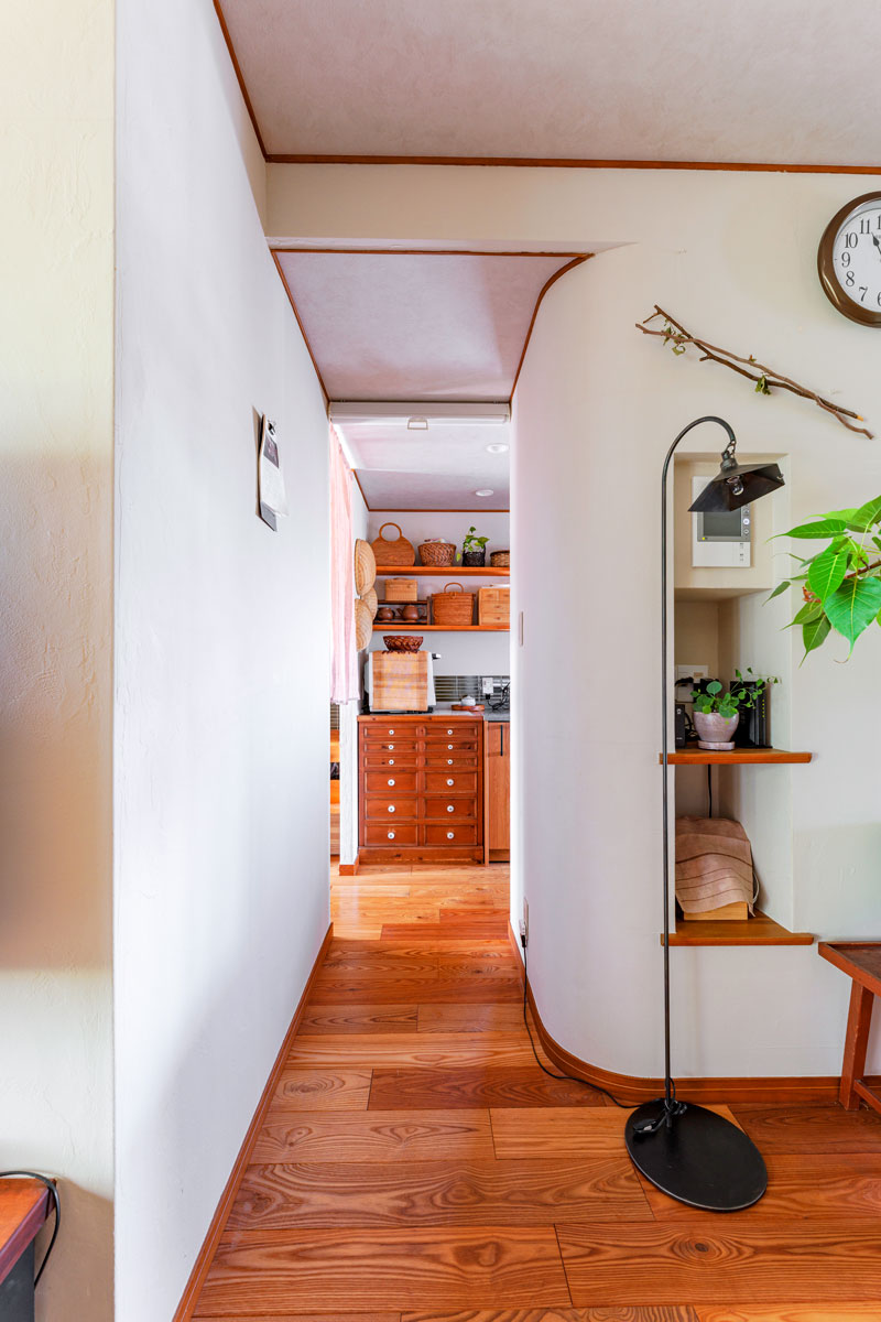 キッチンの壁のコーナーはアールデザイン