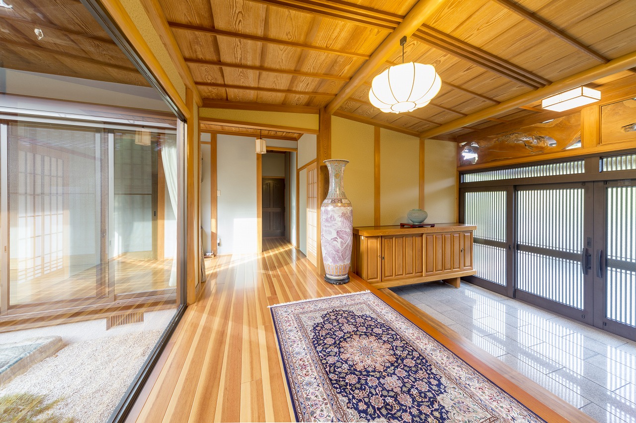 玄関の正面はUVカットガラスに入れ替え、ラオス松の無垢床材を紫外線から守ります。