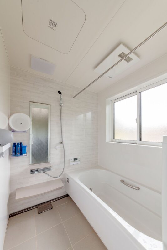 古くて寒かった浴室は、保温機能が高いシステムバスに一新。