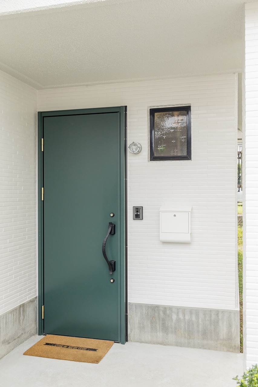 玄関はお気に入りのダークグリーンのドアが際立つように周囲を白く塗装。