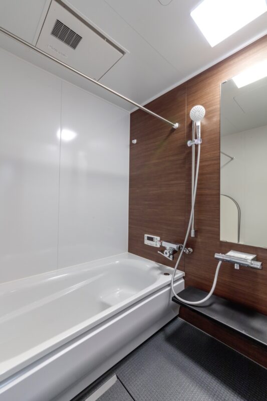 狭くて浴槽の深かった浴室はサイズアップ。浴室暖房乾燥機つきのシックなシステムバスに変更。