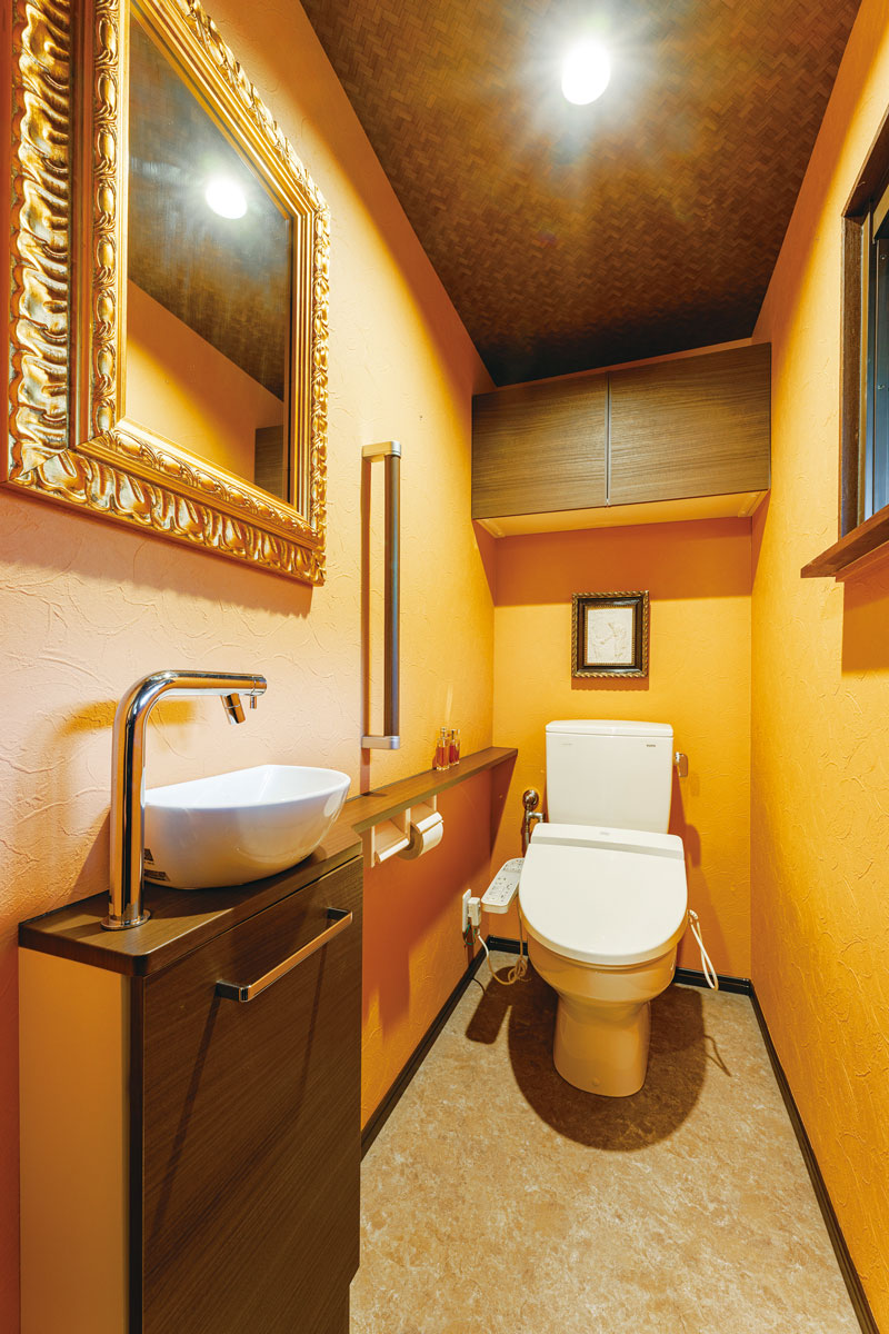 小便器と手洗いを無くし、トイレをひとつに集約。開口部は出入りしやすい正面側に変更