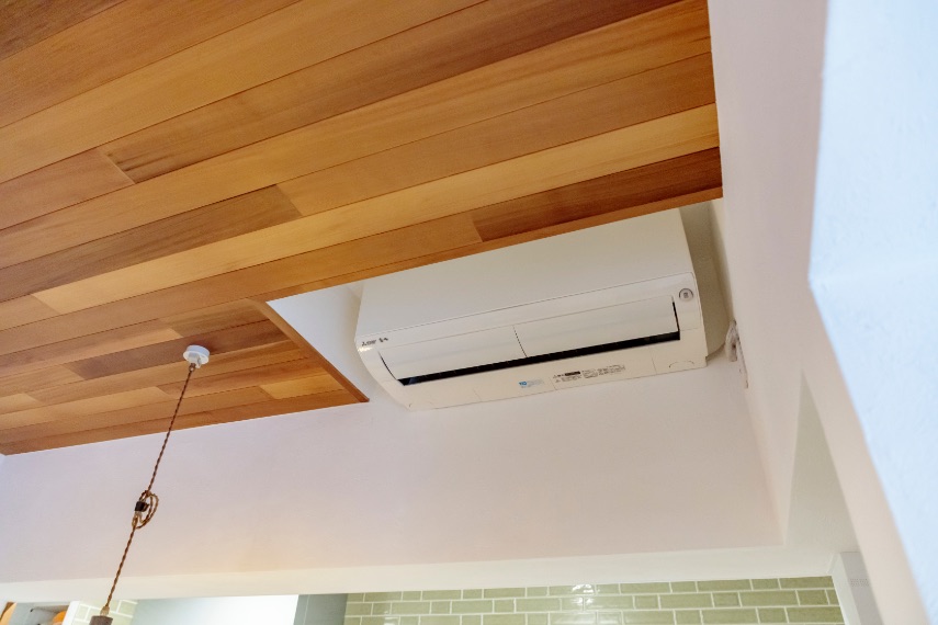天井に埋め込んで設置したエアコン。天井と面がそろい、出っ張りがないのですっきりとした印象に。