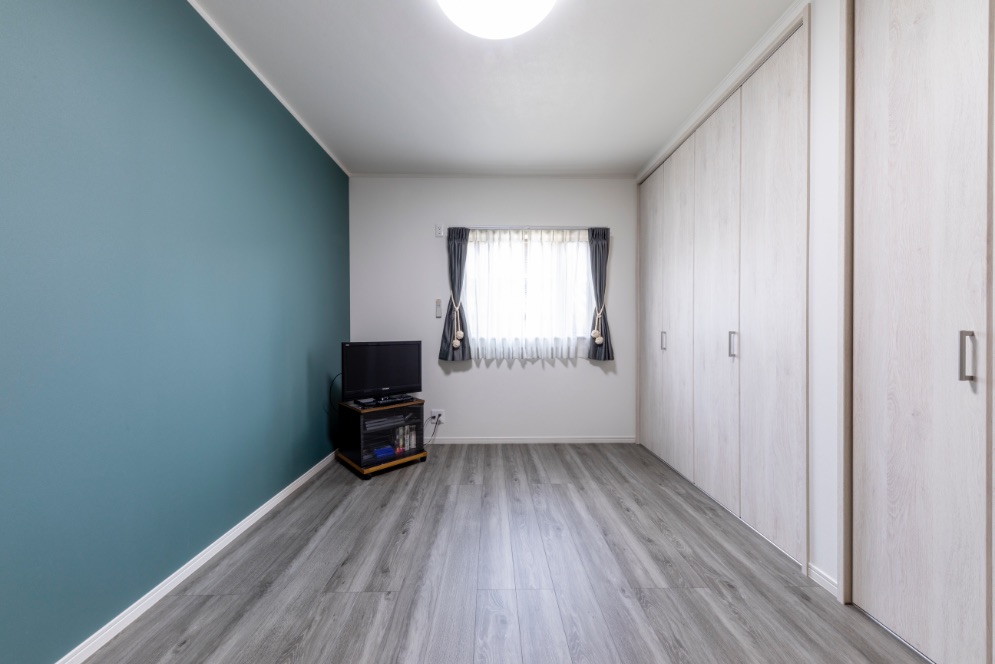 和室から洋室へ変更した寝室は、モノトーンで統一。窓は掃き出しから中連へとサイズ変更。