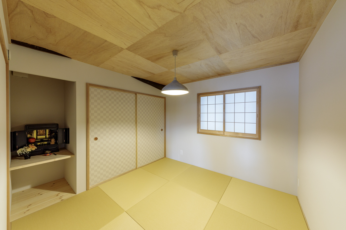 畳・天井・襖のクロスなど、それぞれの素材の違いを楽しめるカジュアルな和室