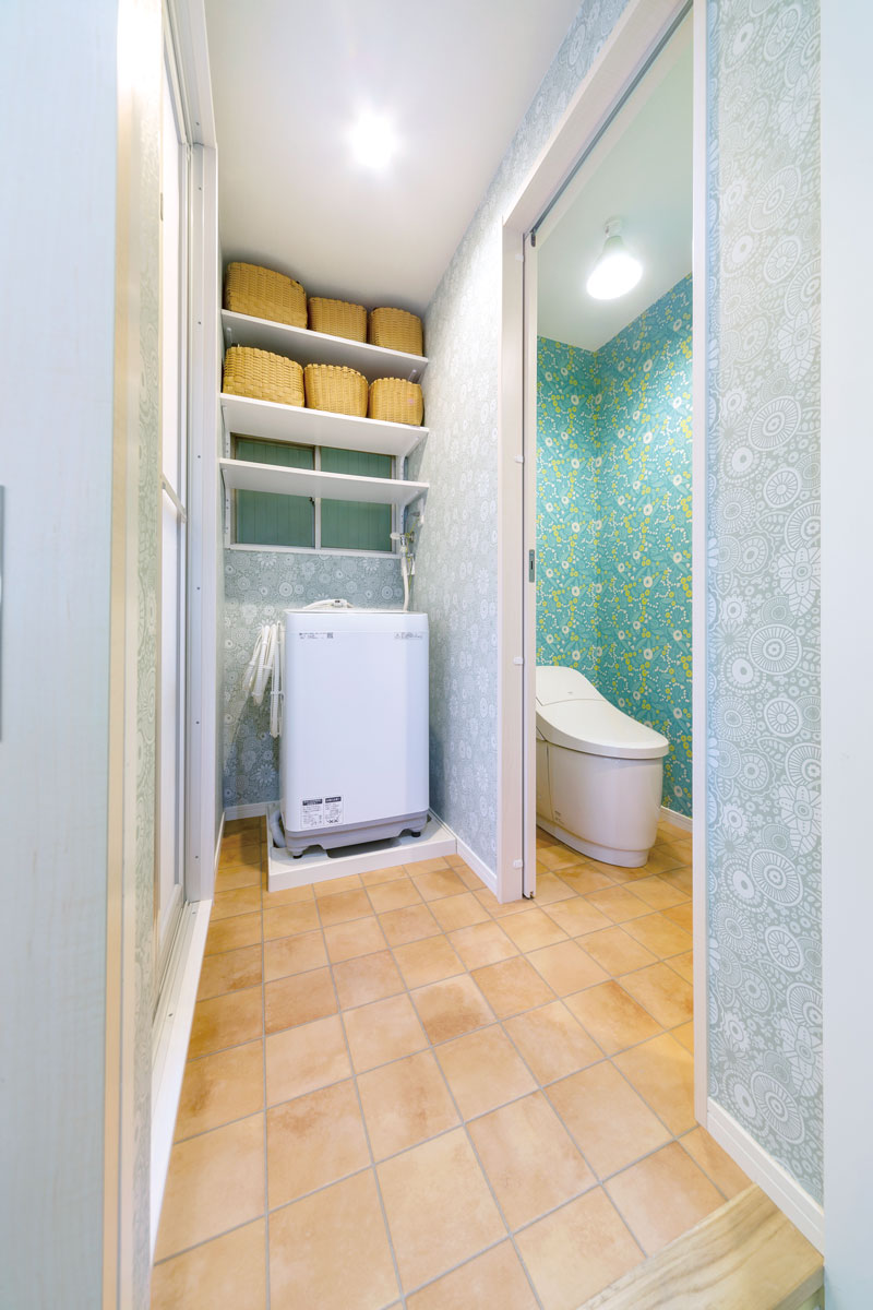 洗濯機スペースとトイレの床を同じフロアタイルにしたことで、掃除がしやすく広く感じる視覚効果も。