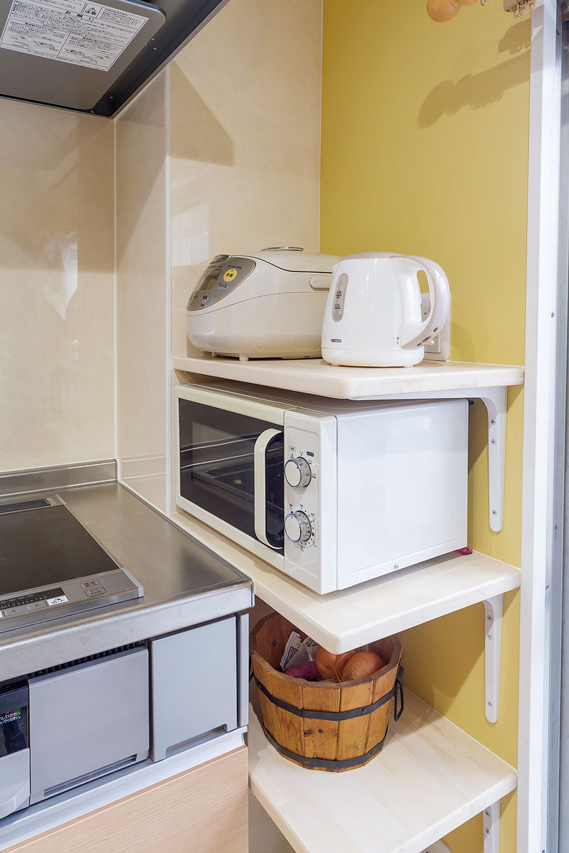 キッチン台と壁のわずかなスペースも無駄にせず棚を設置して家電置き場に。