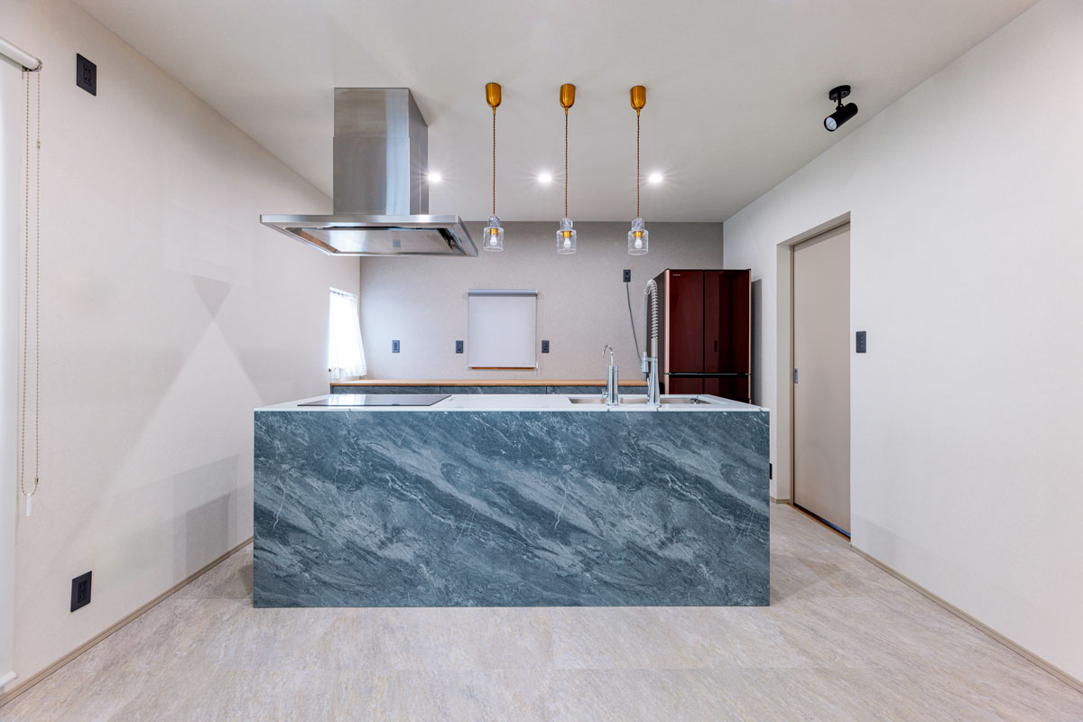 白いクォーツ人造石が映える、濃いグレーの石目調の面材