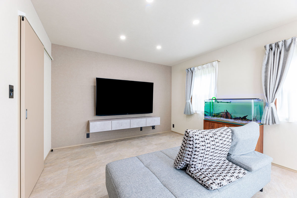 壁づけにしたテレビの背面壁にはアクセントクロスを