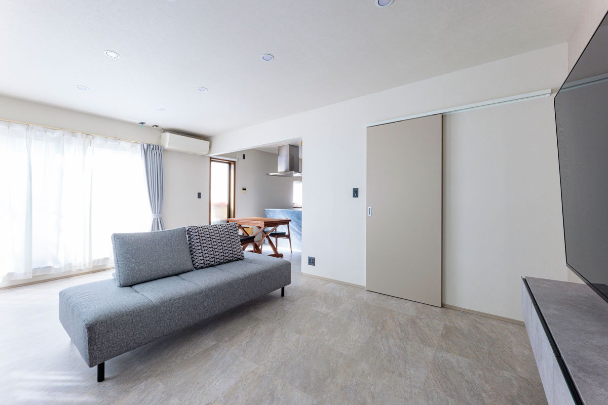 扉は、デッドスペースを生まない引き戸に変更