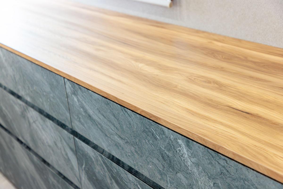 カウンタートップは明るい木目に