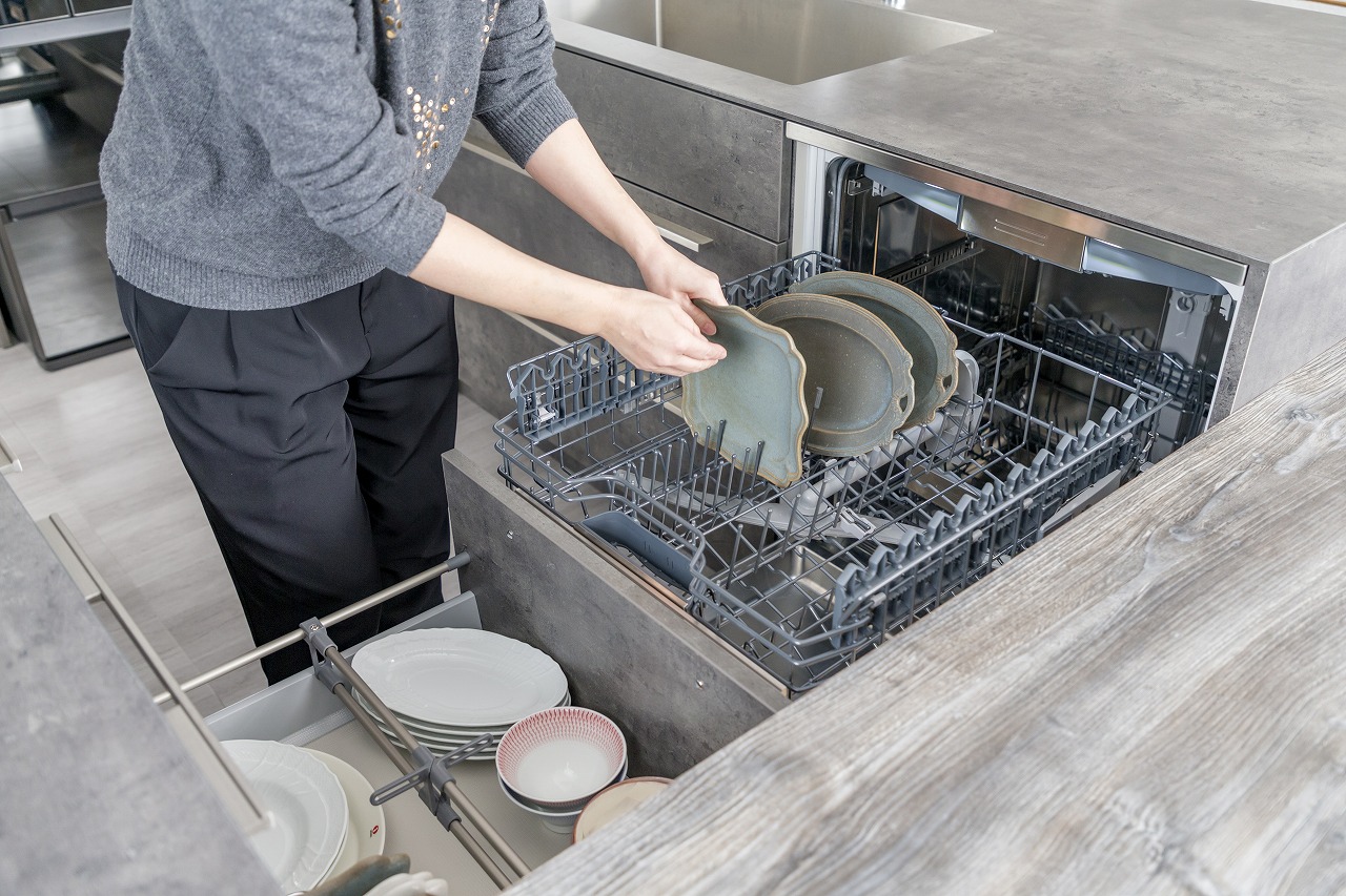 食器を洗浄後は、さっと引き出しにしまえる時短設計も計算済み。