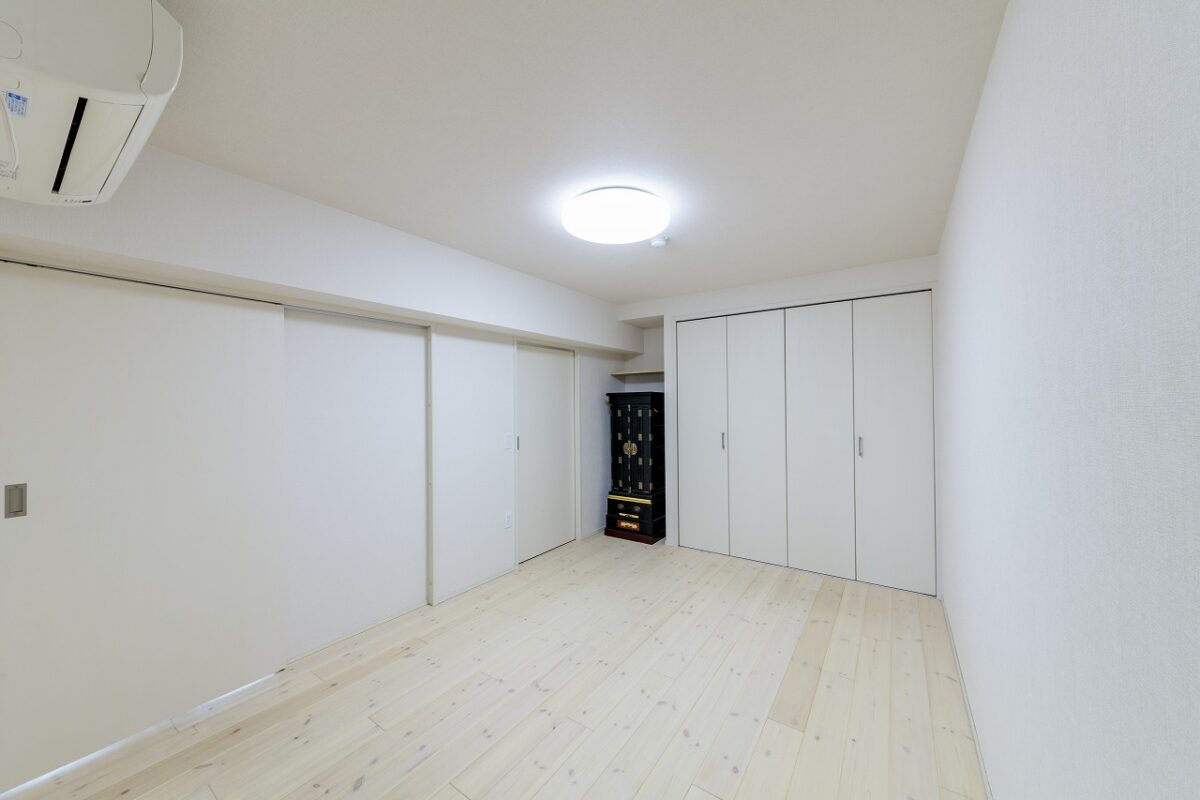 和室は洋室に変更し、床には白く塗装したパイン材を選択。建具もクロスも白に統一し、明るくやわらかな雰囲気に。