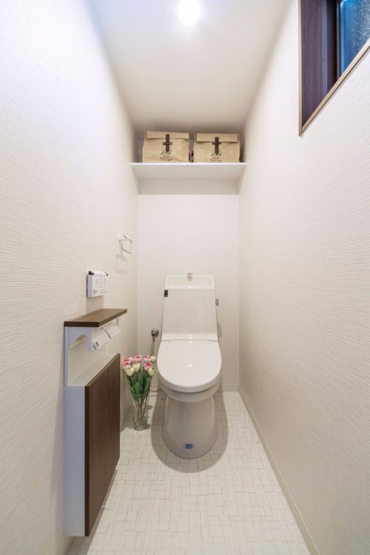白で統一した清潔感のあるトイレ