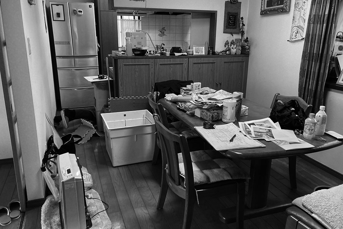 独立したDKは暗く、和室側(写真冷蔵庫左)は壁になっていました