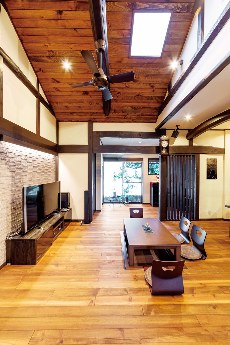 リビング床と天井は種類の異なるパイン材を採用し、上質な空間に。
