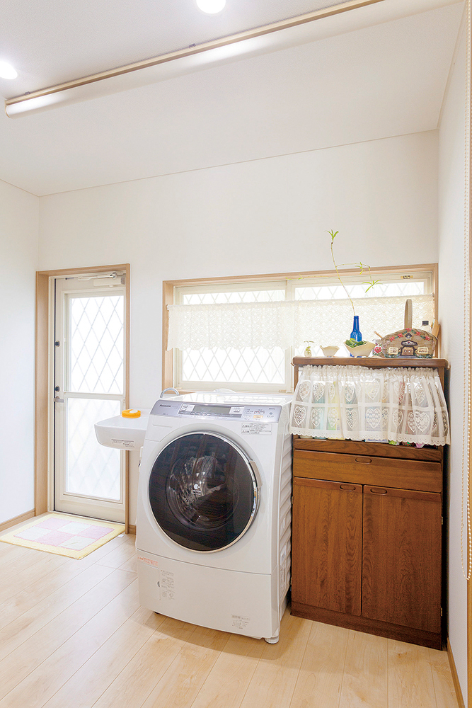 キッチン横には洗濯機と勝手口を設置し、洗濯が便利に。