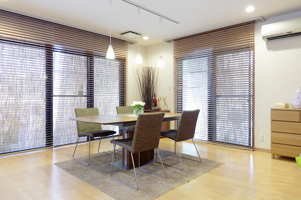 家具と木製ブラインドの色調も統一され、温かみと広がりのある空間に。