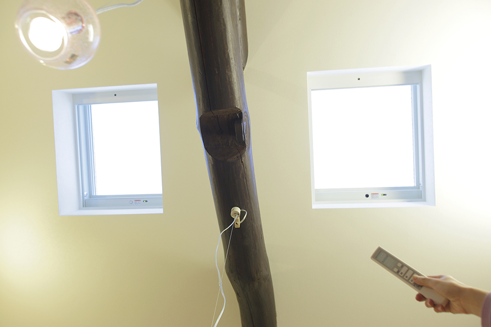 ２つの天窓は電動式でサンシェードが付いていて採光の調節ができます。
