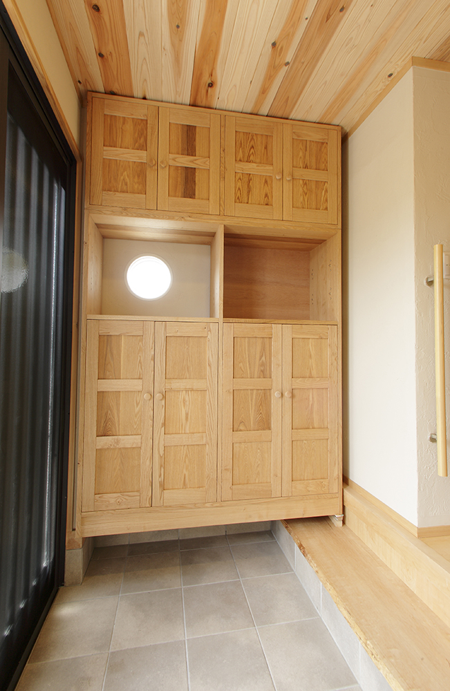 飾り棚を配した玄関収納は栗の木を素材に使用。