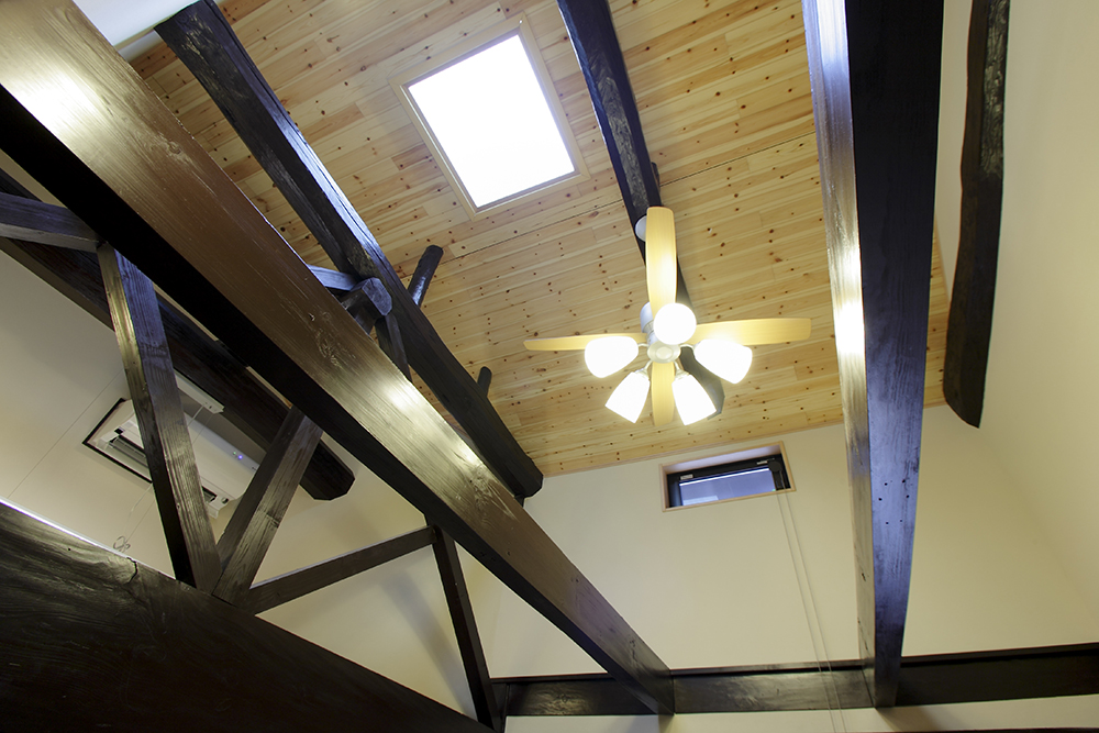 天井には床と同じパイン材を採用。天窓から優しい光が差し込みます。