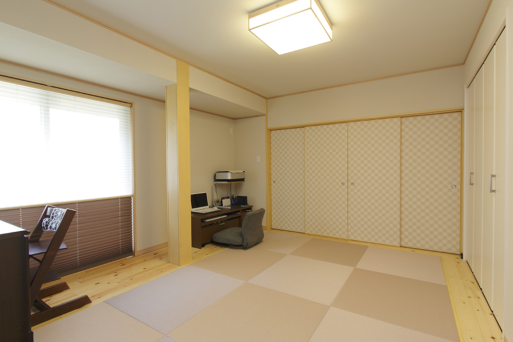 和室は、収納扉の開閉や家具配置に考慮して四方をフローリングに。