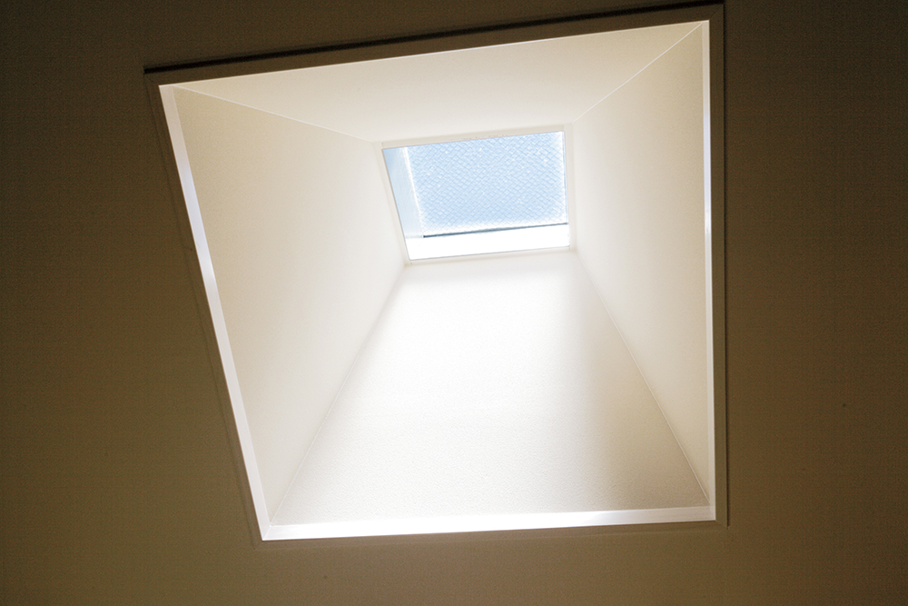 既存の天窓にあった格子を取り、白いクロスを張って光を拡散。