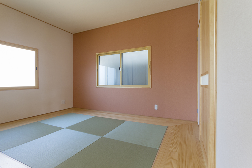モダンな琉球畳の周囲を板張りで囲んだ和室。