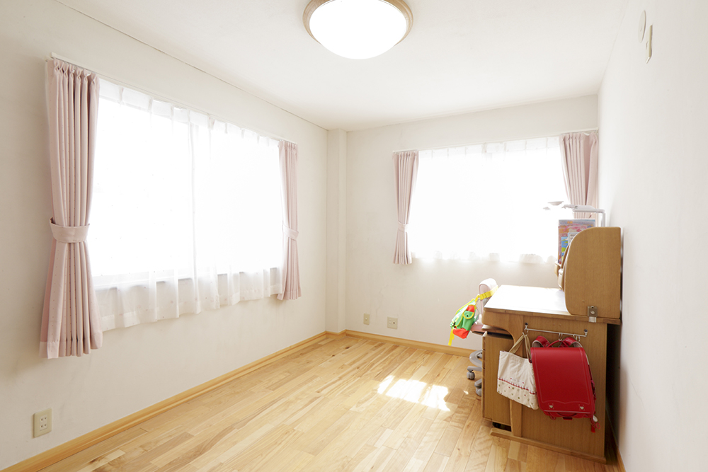 無垢の床と漆喰の壁で過ごしやすい子供部屋。