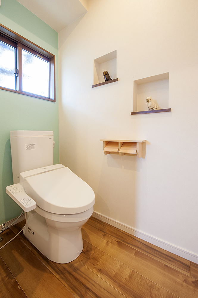 間取り変更で新しくできたトイレ壁には、ニッチを提案。空間の圧迫感を減らします。