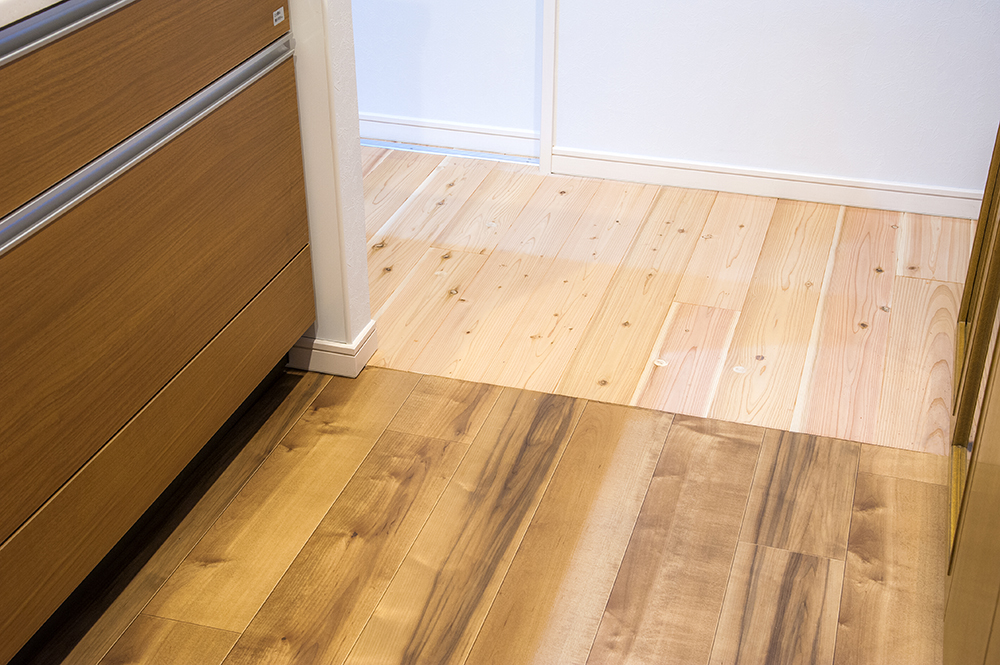キッチンとトイレ・洗面の床材は水に強いクッションフロアに切り替え。