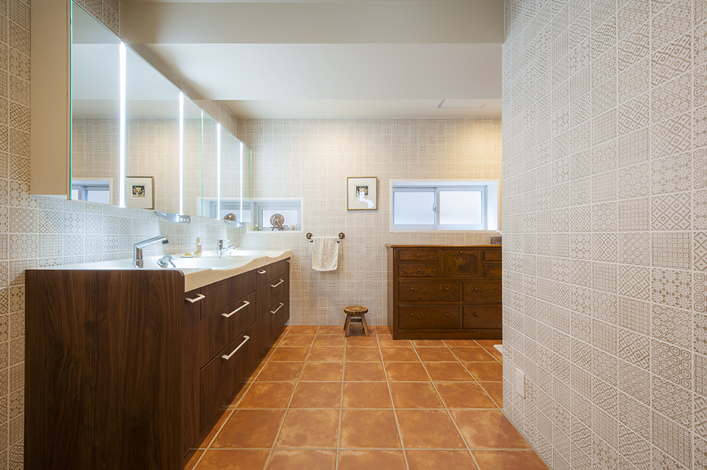ホテルのような空間を意識した洗面室は、混雑する朝のことを考えツーボウル設置。