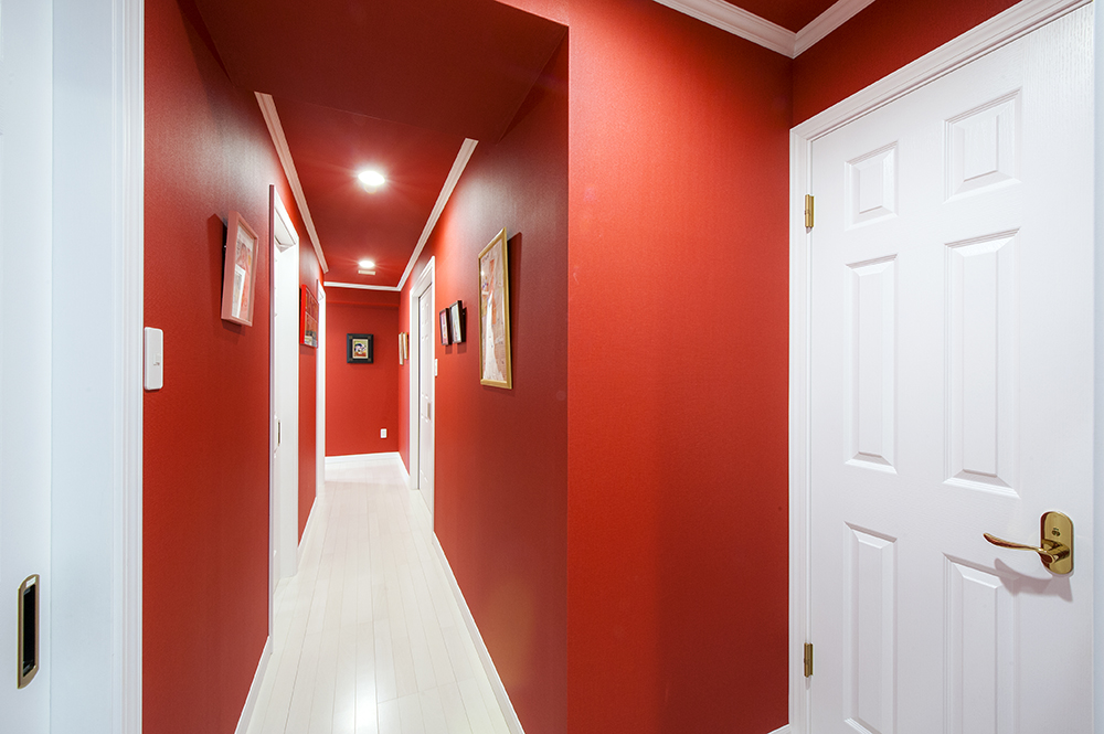 LDの壁がシンプルな白なので、廊下は思い切って赤色に。