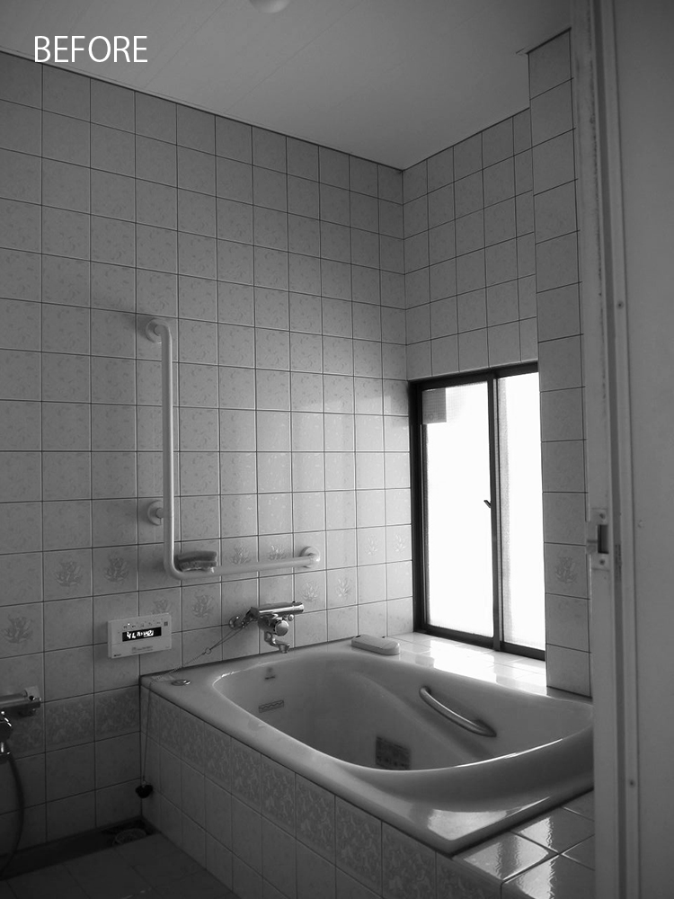またぎ高が負担になっていた以前の浴室。脱衣室との間に廊下があり、動線にも不満でした。