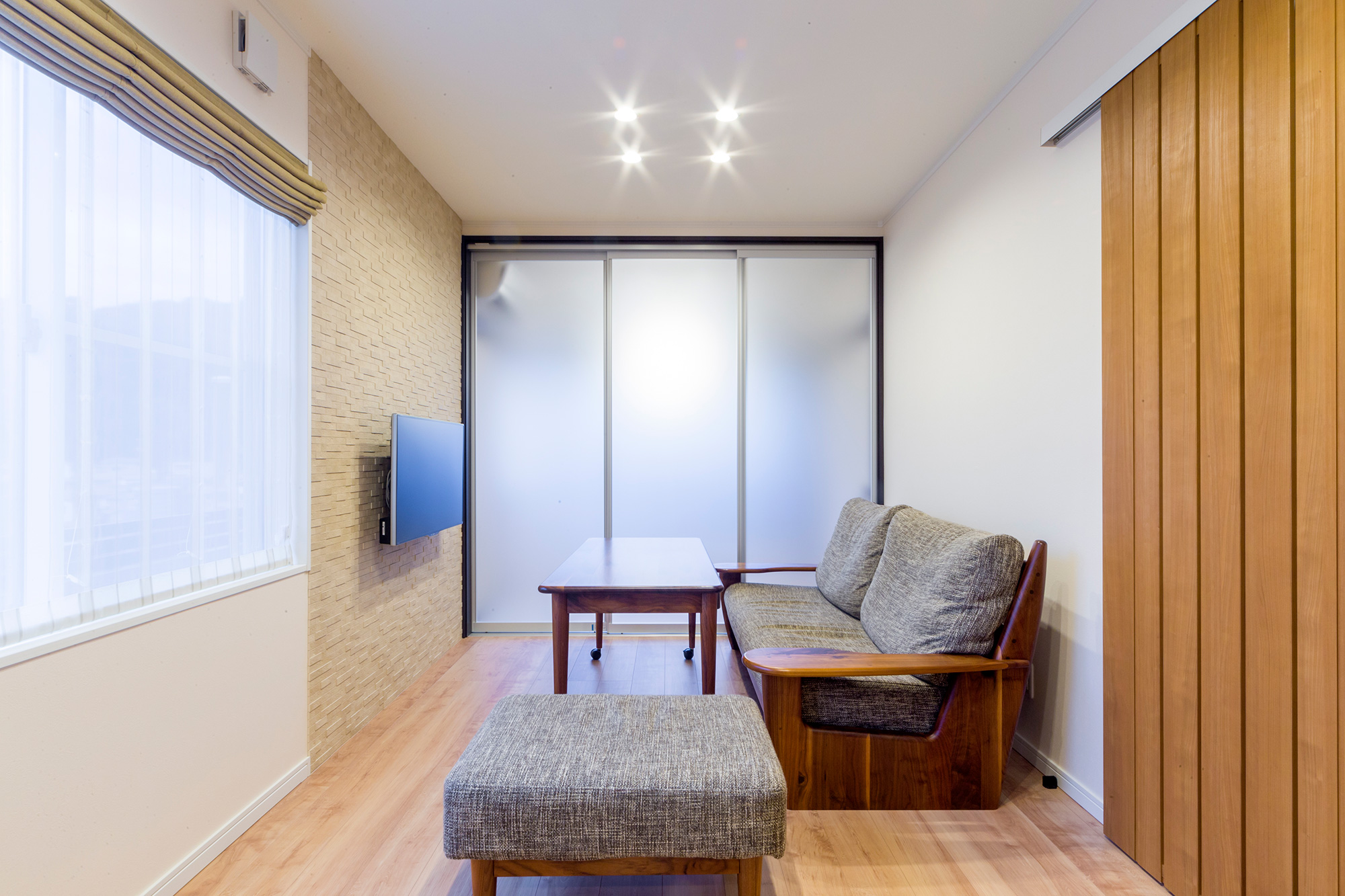 和室とリビングの仕切り扉は光を通す樹脂製に変更。空間を区切る際もリビングは明るさをキープ。