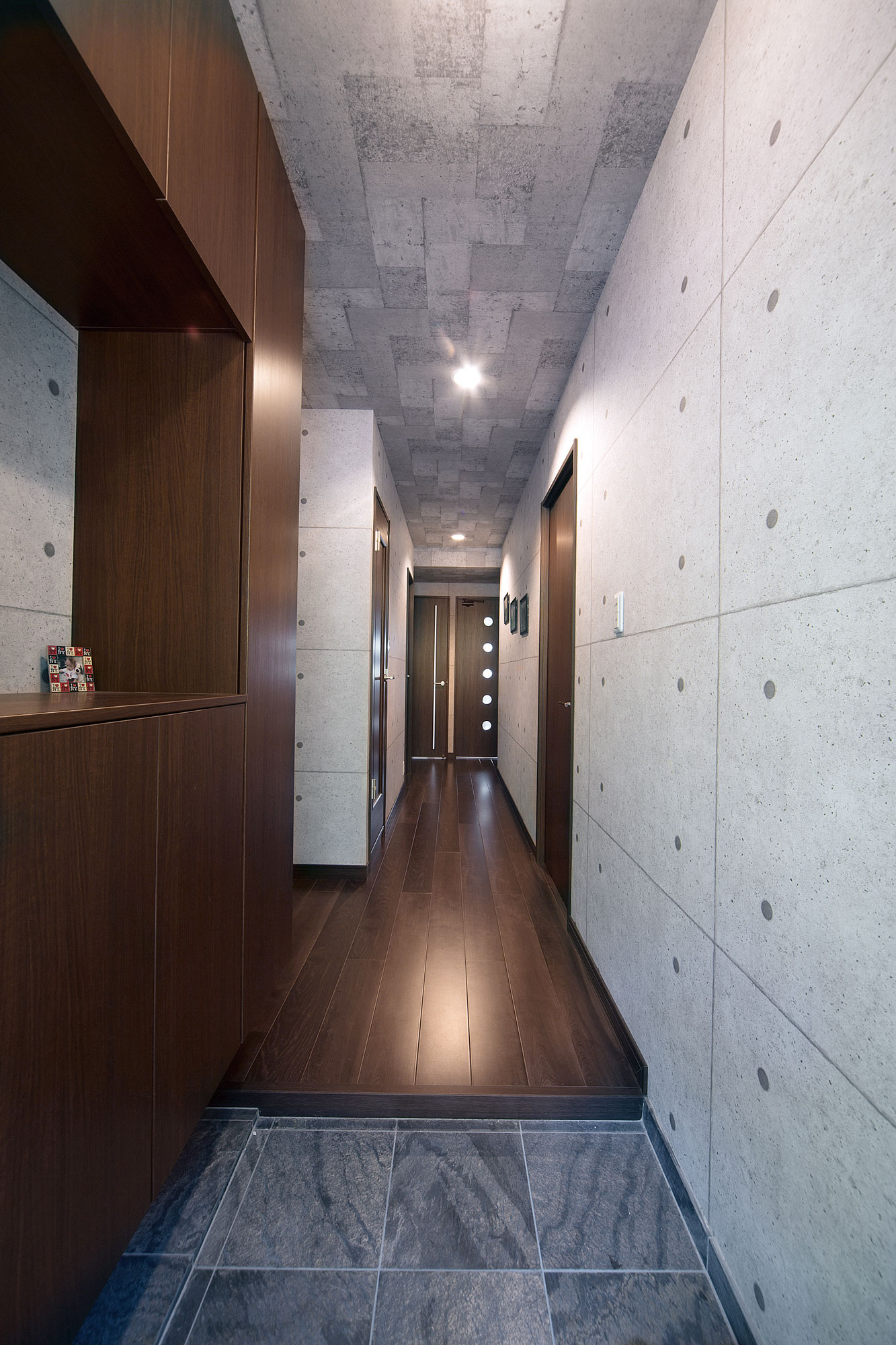 玄関からLDK、それぞれの居室、水廻りへつながるギャラリー空間のような直線廊下。