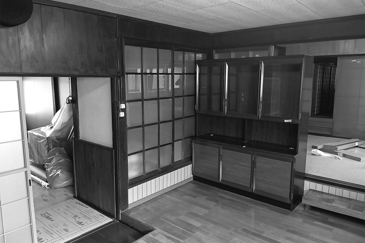 DKの床はホールより床が一段高く、入口に段差がありました。床が上がっていることで天井がより低く感じられ、圧迫感がありました
