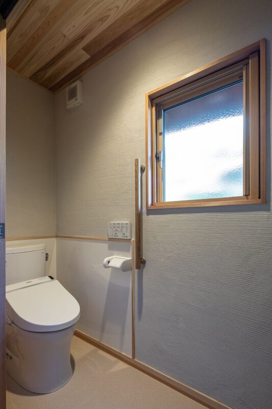 LDKにも近い、使いやすい場所にトイレを新設。天井、壁は自然素材で統一。