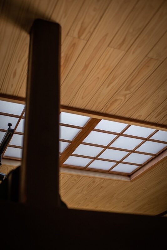光が強過ぎたダイニングの天窓は、アクリル板を入れて日差しを和らげました。