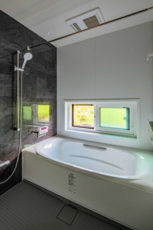 窓を低い位置にして露天風呂気分が味わえる浴室