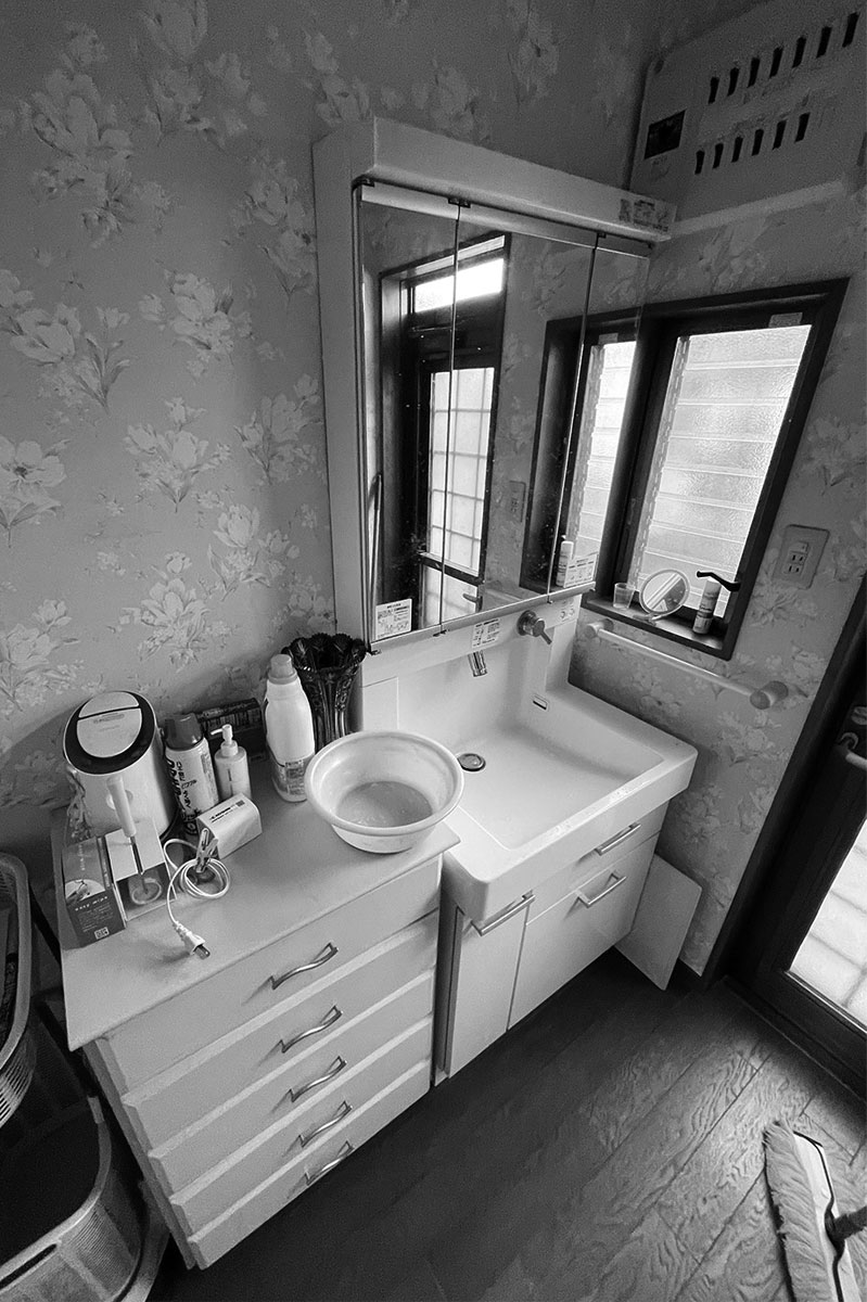 洗面室は狭く、洗濯機は勝手口の外に置いていました