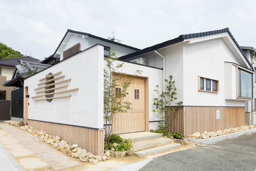 家の周りには江田島の石、床下には江田島の竹炭を使用。