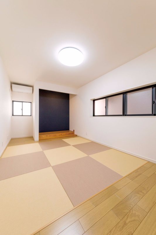 琉球畳の市松敷きでモダンな印象の寝室