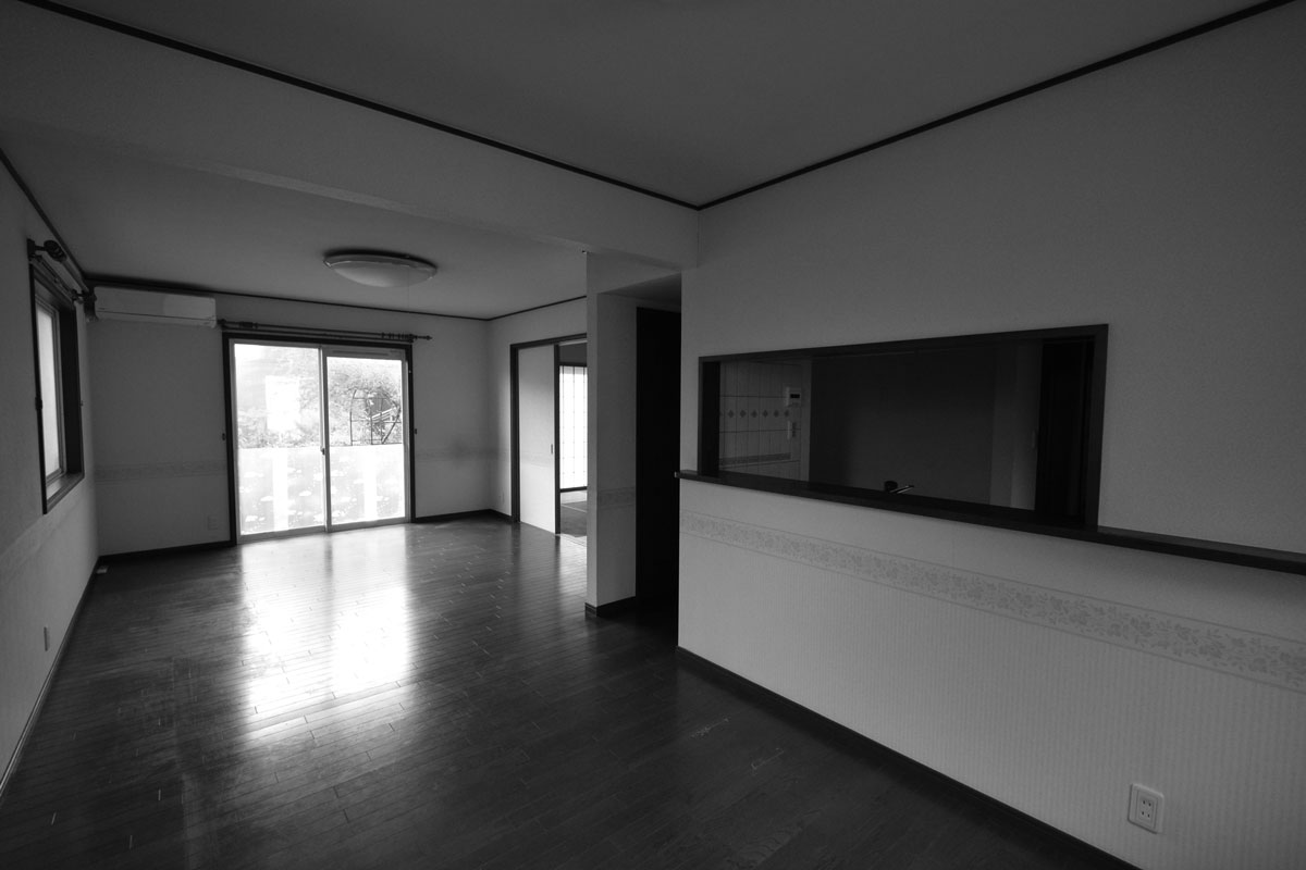 対面タイプだったものの、壁で囲まれLDとのつながりに欠けた閉鎖的なキッチンでした