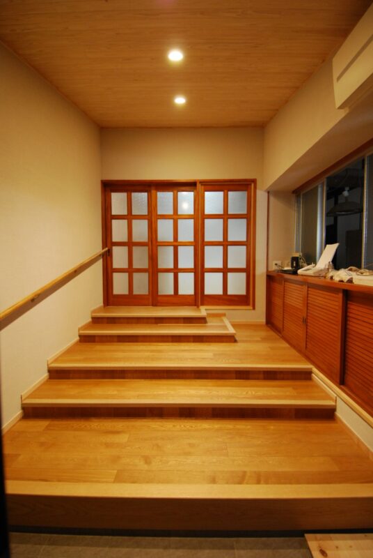 家族用玄関からLDK出入り口の高さに向かって、緩やかな階段を設置。