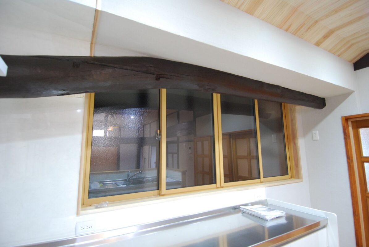 キッチンを明るくするために、圧迫感のあった吊戸棚はなくして、窓のサイズを大きくしました。
