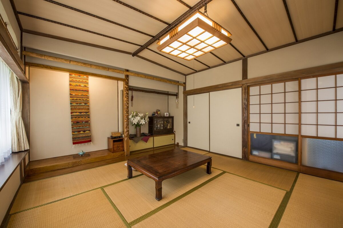 8帖の和室は質の良い材料で設えた床の間や船底天井、照明などを残し、天井の突板と聚楽壁を新しくしました。